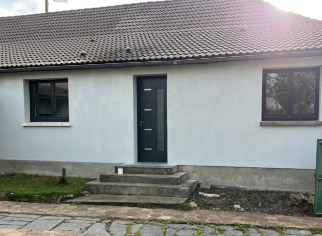 avant - Nettoyage et traitements de façade, démoussage - traitement hydrofuge - Flores Renov - Morbihan - Bretagne - réparation et entretien de toiture - rénovation de façade.