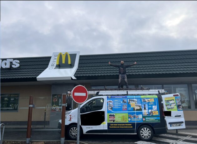 Nettoyage de toiture du mac donald de Vannes 56 - floresrenov.fr - nettoyage, démoussage de toiture.