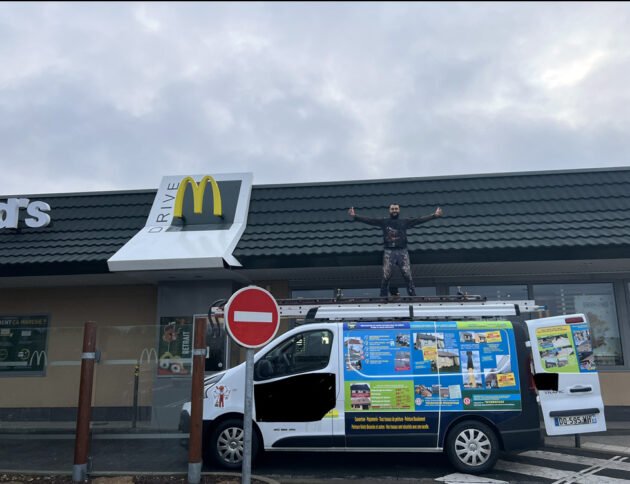 Nettoyage de toiture du mac donald de Vannes 56 - floresrenov.fr - nettoyage, démoussage de toiture.