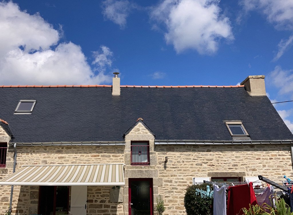 Nettoyage et traitement de toiture et application d'une résine colorée - Flores Renov - Morbihan - Bretagne - réparation et entretien de toiture, zinguerie - www.floresrenov.fr