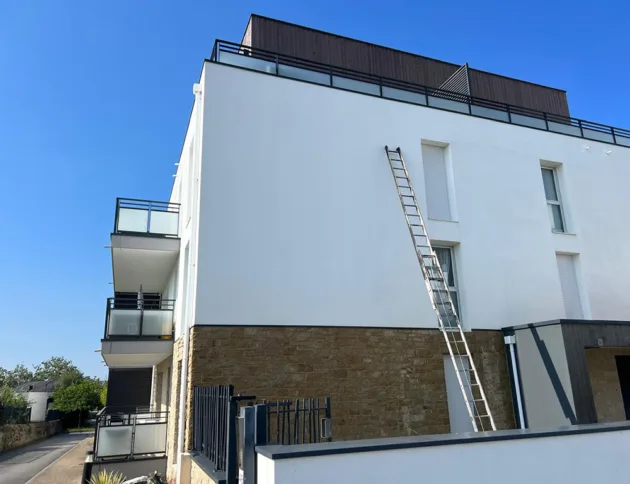 Nettoyage de façade d'immeuble à Vannes, après - flores renov rénovation de façade, couvreur, morbihan 56