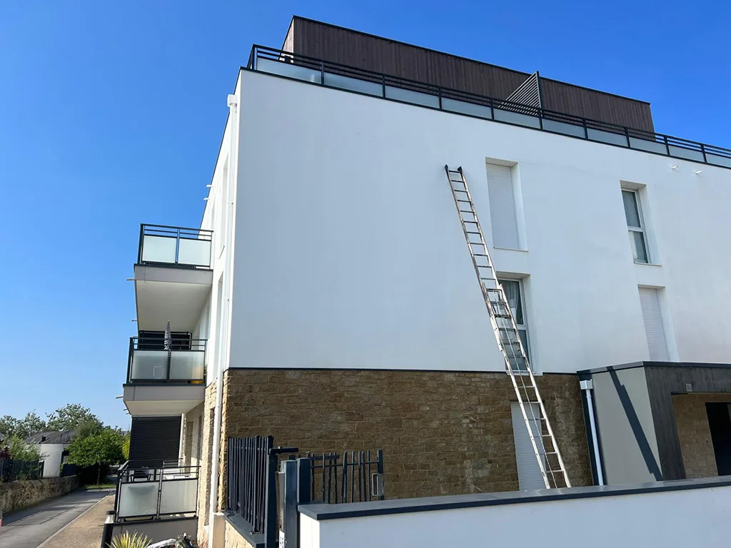 Nettoyage de façade d'immeuble à Vannes, après - flores renov rénovation de façade, couvreur, morbihan 56